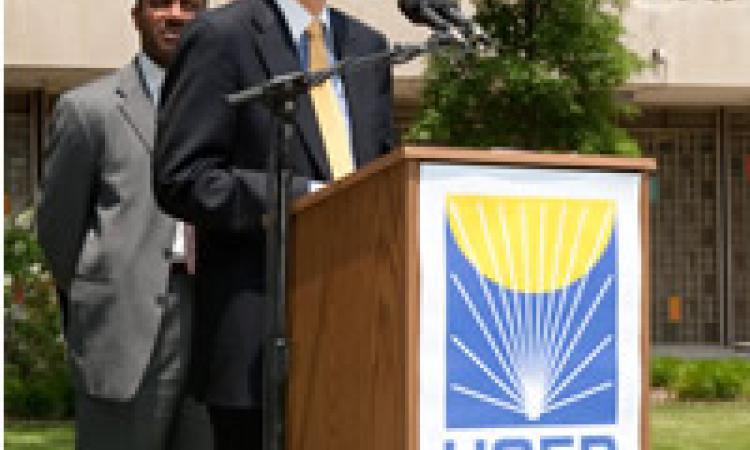 photo of U.S. DOE Secretary Steven Chu at the podi